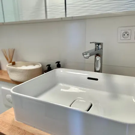 5 Stars 2-br In Center , Air Conditioner , Elevator Apartment *